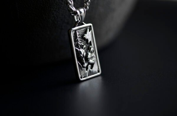 Collier avec pendentif amulette loup, symbole de loyauté et de protection, idéal pour ajouter une touche mystique et sauvage à votre style.