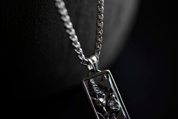 Collier avec pendentif amulette loup, symbole de loyauté et de protection, idéal pour ajouter une touche mystique et sauvage à votre style.