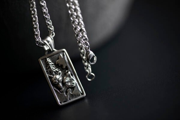 Collier avec pendentif amulette loup, symbole de loyauté et de protection, idéal pour ajouter une touche mystique et sauvage à votre style.