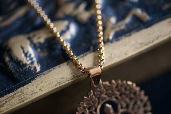 Collier avec pendentif Bouddha et arbre de vie, symbole de sagesse et de connexion spirituelle, parfait pour apporter une touche de sérénité et d'harmonie à votre tenue.