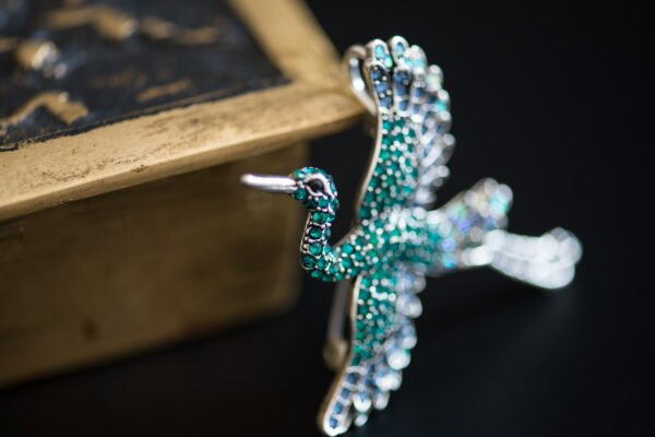 Broche ornée d'un grand héron, capturant l'élégance et la grâce de cet oiseau majestueux, parfait pour rehausser n'importe quelle tenue.