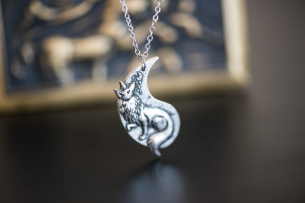 Collier représentant un loup majestueux, symbole de force et de mystère, idéal pour ajouter une touche sauvage et élégante à votre tenue.