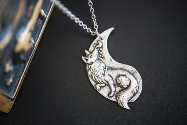 Collier représentant un loup majestueux, symbole de force et de mystère, idéal pour ajouter une touche sauvage et élégante à votre tenue.