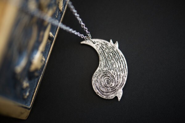 Collier représentant un loup majestueux, symbole de force et de mystère, idéal pour ajouter une touche sauvage et élégante à votre tenue.