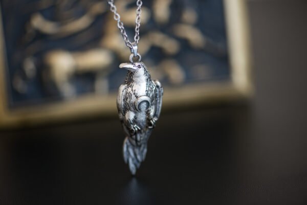 Collier orné d'un corbeau mystique, symbole de mystère et d'intelligence, parfait pour ajouter une touche énigmatique et élégante à votre style.