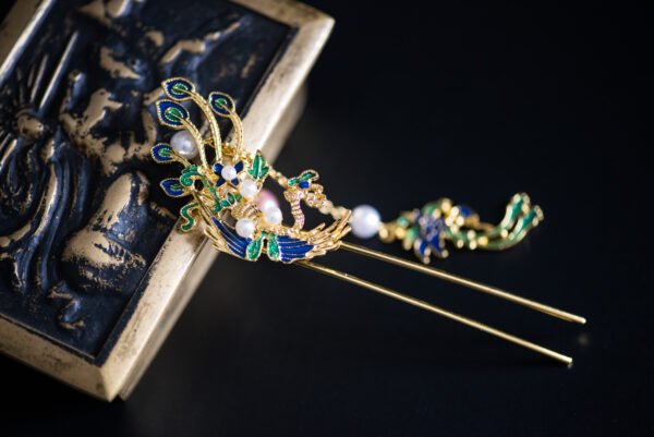 Pic à cheveux en forme d'oiseau paon, magnifiquement décoré d'émail coloré et de perles élégantes, idéal pour un style sophistiqué.