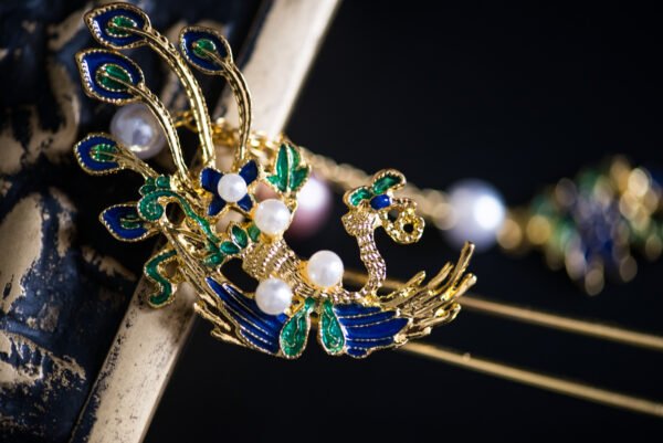 Pic à cheveux en forme d'oiseau paon, magnifiquement décoré d'émail coloré et de perles élégantes, idéal pour un style sophistiqué.