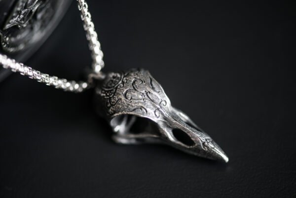 Découvrez ce collier, mettant en avant un pendentif en forme de crâne de corbeau, symbole de sagesse et de protection dans la mythologie nordique. Avec une chaîne de 60 cm et un pendentif mesurant 6 cm de hauteur sur 2,1 cm de largeur, ce bijou en acier inoxydable allie durabilité et esthétique. Proposé en dropshipping, vous bénéficiez d'une large sélection de bijoux à des prix compétitifs. Portez-le fièrement pour ajouter une touche audacieuse à votre style, qu'il s'agisse d'une occasion spéciale ou d'un usage quotidien.