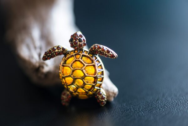 Découvrez notre broche tortue, une pièce artisanale élégante mesurant 3,3 cm et pesant 7,1 grammes. Symbolisant la longévité et la sagesse, cette broche ajoute une touche marine à toute tenue. Proposée en dropshipping, elle vous offre une large sélection de bijoux à des prix compétitifs. En portant cette broche, vous soutenez également la protection des océans, car une partie des bénéfices est reversée à des organisations écologiques. Offrez-vous ou offrez à un proche cet emblème de la mer et laissez-vous inspirer par sa beauté.