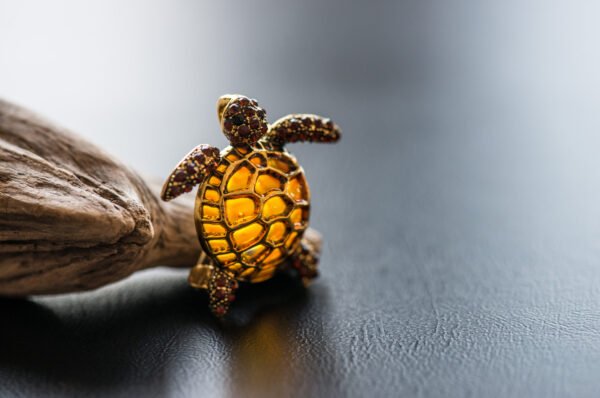 Découvrez notre broche tortue, une pièce artisanale élégante mesurant 3,3 cm et pesant 7,1 grammes. Symbolisant la longévité et la sagesse, cette broche ajoute une touche marine à toute tenue. Proposée en dropshipping, elle vous offre une large sélection de bijoux à des prix compétitifs. En portant cette broche, vous soutenez également la protection des océans, car une partie des bénéfices est reversée à des organisations écologiques. Offrez-vous ou offrez à un proche cet emblème de la mer et laissez-vous inspirer par sa beauté.