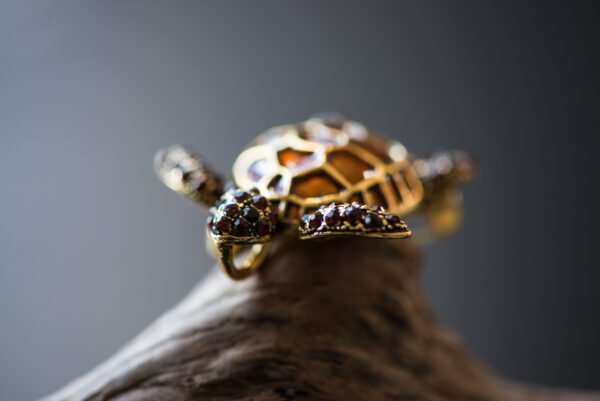 Découvrez notre broche tortue, une pièce artisanale élégante mesurant 3,3 cm et pesant 7,1 grammes. Symbolisant la longévité et la sagesse, cette broche ajoute une touche marine à toute tenue. Proposée en dropshipping, elle vous offre une large sélection de bijoux à des prix compétitifs. En portant cette broche, vous soutenez également la protection des océans, car une partie des bénéfices est reversée à des organisations écologiques. Offrez-vous ou offrez à un proche cet emblème de la mer et laissez-vous inspirer par sa beauté.