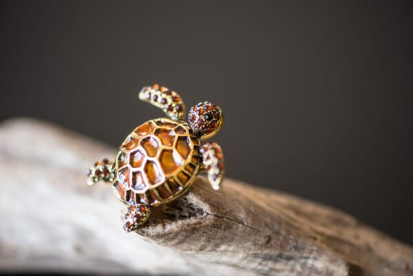 Découvrez notre broche tortue, une pièce artisanale élégante mesurant 3,3 cm et pesant 7,1 grammes. Symbolisant la longévité et la sagesse, cette broche ajoute une touche marine à toute tenue. Proposée en dropshipping, elle vous offre une large sélection de bijoux à des prix compétitifs. En portant cette broche, vous soutenez également la protection des océans, car une partie des bénéfices est reversée à des organisations écologiques. Offrez-vous ou offrez à un proche cet emblème de la mer et laissez-vous inspirer par sa beauté.
