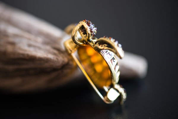 Découvrez notre broche tortue, une pièce artisanale élégante mesurant 3,3 cm et pesant 7,1 grammes. Symbolisant la longévité et la sagesse, cette broche ajoute une touche marine à toute tenue. Proposée en dropshipping, elle vous offre une large sélection de bijoux à des prix compétitifs. En portant cette broche, vous soutenez également la protection des océans, car une partie des bénéfices est reversée à des organisations écologiques. Offrez-vous ou offrez à un proche cet emblème de la mer et laissez-vous inspirer par sa beauté.