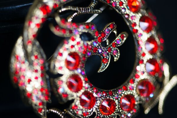 Broche dragon ornée de strass, mesurant 5,3 cm x 2,8 cm. Symbole de puissance et de sagesse, ce bijou élégant brille de mille feux, ajoutant une touche mystique à votre tenue. Léger (30 g) et polyvalent, il s'adapte à toutes les occasions, des événements formels aux sorties décontractées. Un accessoire unique qui évoque les légendes anciennes et affirme votre style audacieux.