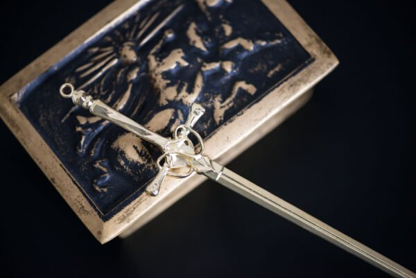 Découvrez notre pic à cheveux épée médiévale d'or, un accessoire léger en métal doré mesurant 20.5 cm de long. Il allie héritage et modernité, avec des motifs raffinés qui symbolisent force et féminité. Parfait pour sublimer vos coiffures lors d'événements ou au quotidien, il est expédié soigneusement avec suivi. Cet accessoire devient le symbole de votre légende, unissant passé et présent.