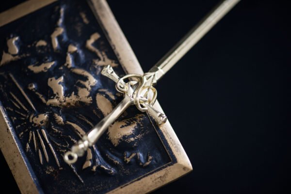 Découvrez notre pic à cheveux épée médiévale d'or, un accessoire léger en métal doré mesurant 20.5 cm de long. Il allie héritage et modernité, avec des motifs raffinés qui symbolisent force et féminité. Parfait pour sublimer vos coiffures lors d'événements ou au quotidien, il est expédié soigneusement avec suivi. Cet accessoire devient le symbole de votre légende, unissant passé et présent.